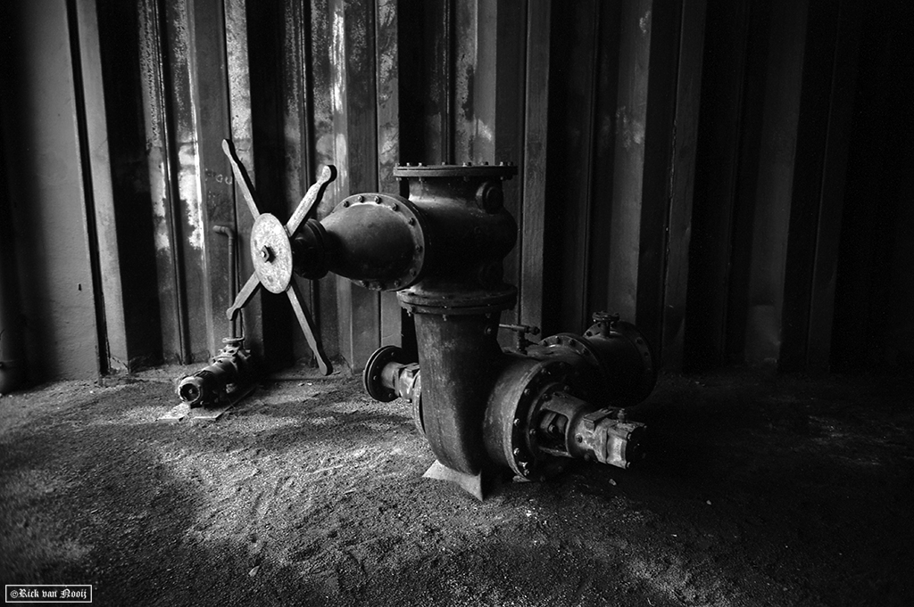 Leica IIIc, Leitz 28mm f/6.3 Hektor, Rollei Retro 80s
